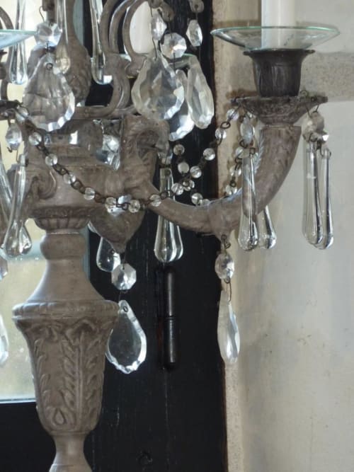 Candélabre vintage orné avec prismes en cristal au Moulin De La Chevrière, Saché