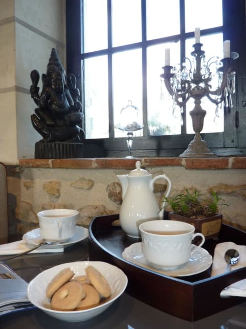 Service à thé et pâtisseries au Moulin De La Chevrière, chambres d'hôtes française à Saché, décoration élégante et vue sur le jardin