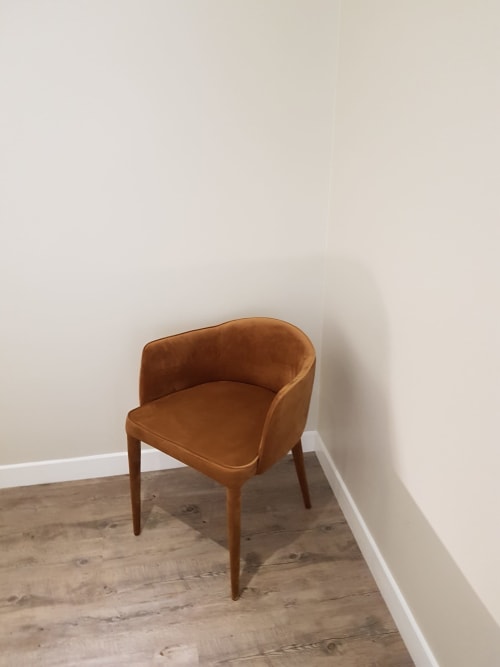 Fauteuil cognac en cuir moderne dans la chambre standard de l'Hôtel Au Bon Coin, Biarritz