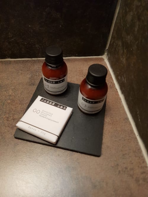 Toiletteries et accessoires de luxe Green Lab exposés dans la Chambre Deluxe de l'Hôtel Au Bon Coin, Biarritz