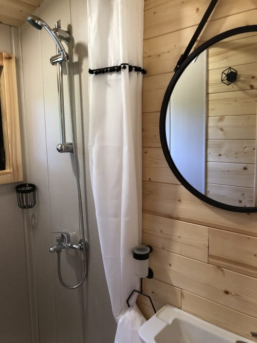 Salle de douche moderne à La roulotte du Moulin De La Chevrière à Saché, avec murs en bois et pomme de douche cascade