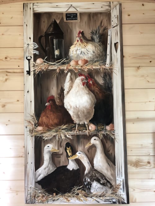 Art sur porte rustique en bois représentant animaux de ferme et ustensiles de cuisine au Moulin De La Chevrière, Saché