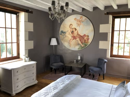 Chambre élégante au Moulin De La Chevrière avec fresque classique, deux fauteuils bleus, commode blanche et poutres en bois à Saché