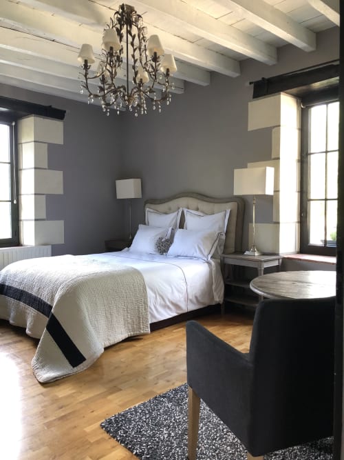 Chambre élégante du Moulin De La Chevrière à Saché, France avec plafond à poutres apparentes et lustre