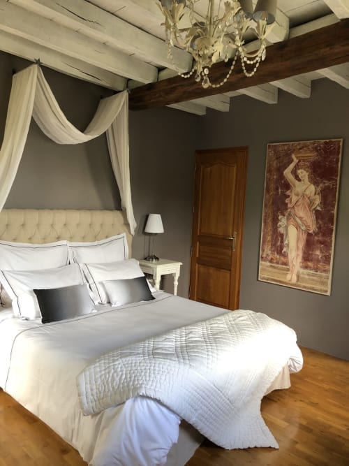 Lit à baldaquin élégant en Chambre Double au Moulin De La Chevrière à Saché avec linge blanc et plafond aux poutres apparentes