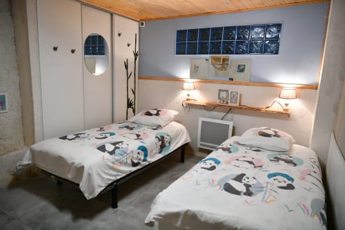 Chambre twin du gîte Le troglo du boy'fini aux Gîtes des châteaux, Vallières-les-Grandes, avec literie colorée