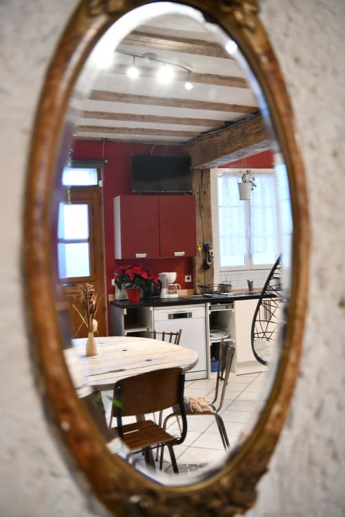 Cuisine et salle à manger modernes du gîte Le troglo du boy'fini aux Gîtes des châteaux, Vallières-les-Grandes, vue réfléchie