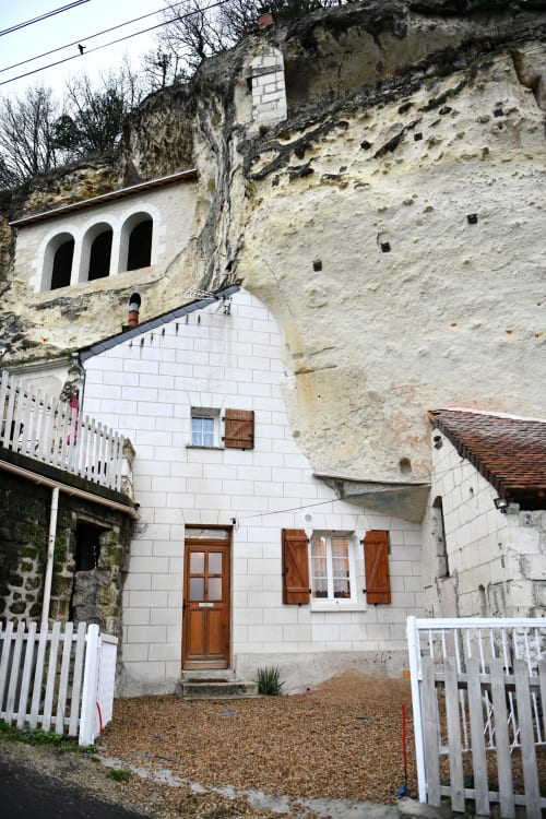Gîte troglodytique traditionnel creusé dans la falaise calcaire aux Gîtes des Châteaux à Vallières-les-Grandes, France