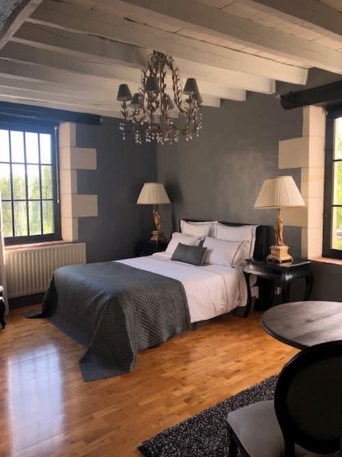 Chambre double élégante au Moulin De La Chevrière avec vue sur la rivière, lustre, lampes de chevet et parquet