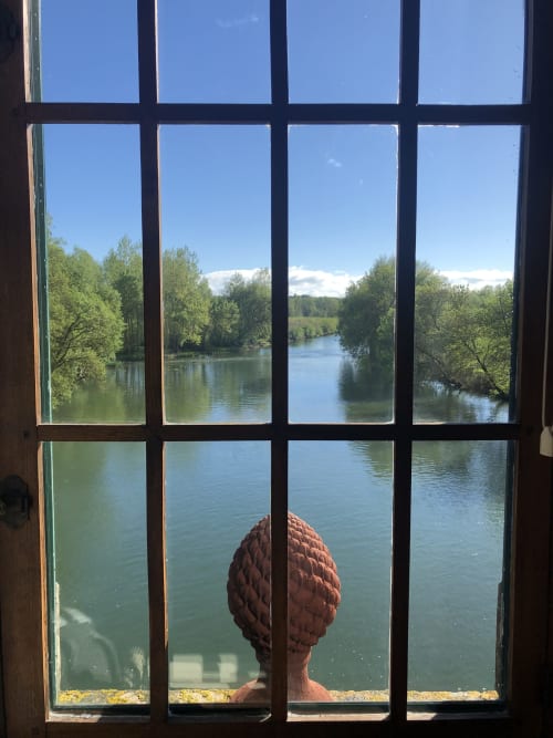 Vue sur la rivière par la fenêtre du Moulin De La Chevrière, un charmant gîte en Saché, France