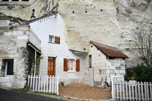 Charmante maison blanche aux volets bruns nichée dans une falaise calcaire aux Gîtes des Châteaux, Vallières-les-Grandes
