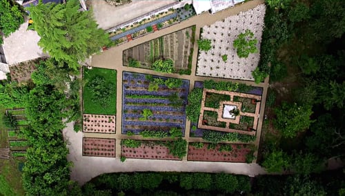 Vue aérienne des jardins des Gîtes des châteaux à Vallières-les-Grandes avec potagers et espaces verts