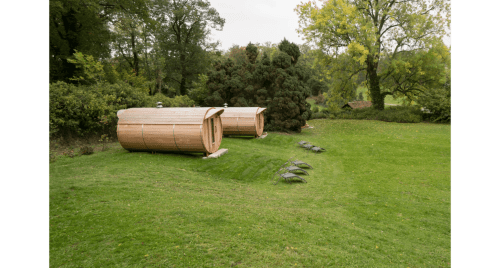 Holzfassstrukturen auf Gras im Château d'Hassonville, ein belgisches Bed & Breakfast in Marche-en-Famenne