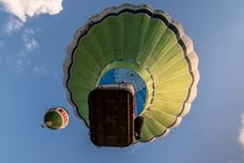 Montgolfières survolant Marche-en-Famenne lors d'une aventure aérienne au Château d'Hassonville