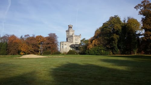 Château d'Hassonville à Marche-en-Famenne, Belgique, avec sa tour et ses jardins paysagers en automne