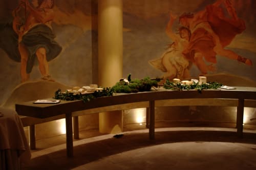Eleganter geschwungener Esstisch mit Grünpflanzen und Kerzen im Château d'Hassonville, einem Luxus-Boutique-Hotel in der belgischen Ardennen