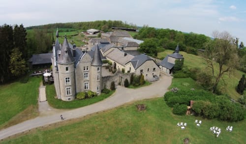Kasteel Hassonville met torens en verzorgde tuinen in Marche-en-Famenne, België, luchtfoto