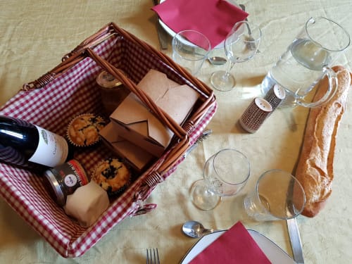 Gourmet basket for dinner in the house