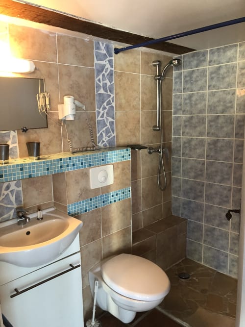 la salle de bain du coin salon