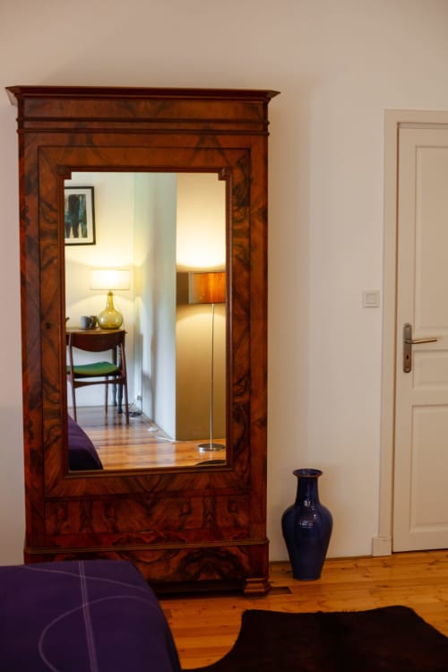 Versierde houten spiegel in de Rolin-kamer in Moulin Renaudiots, Autun, weerspiegelend de binnengang