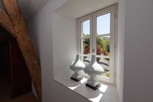 St Andoche-kamer in hotel Moulin Renaudiots in Autun met tuinzicht door openslaande deuren en witte decoratieve urnen