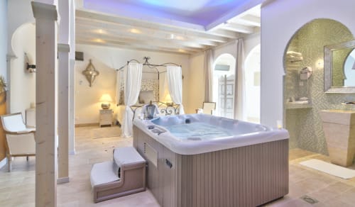 Réservez une chambre avec jacuzzi privé et miroir au plafond