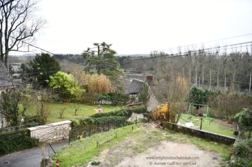 Jardin à l'anglaise de Vallières-les-Grandes avec vue sur la rivière et maisons en pierre aux gîtes des châteaux
