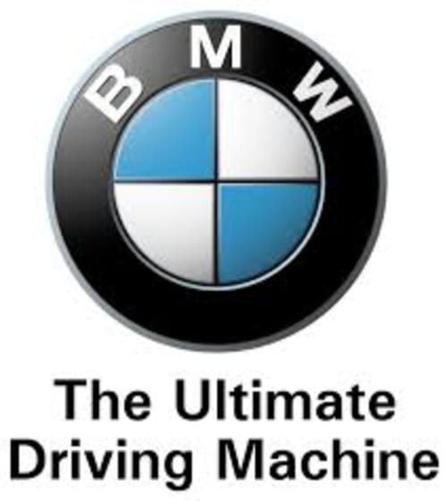 BMW-Logo mit dem Slogan "The Ultimate Driving Machine" für das Château d'Hassonville B&B in Marche-en-Famenne