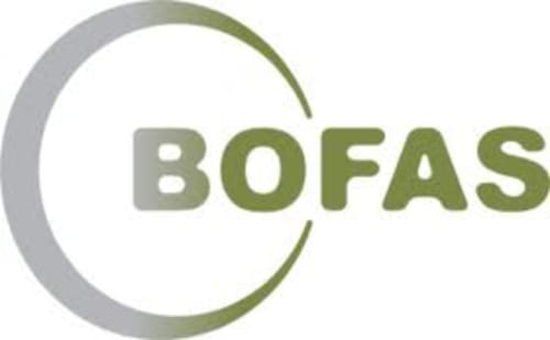 BOFAS-Logo mit grauem und grünem Kreisdesign für das Gästehaus Château d'Hassonville in Marche-en-Famenne, Belgien