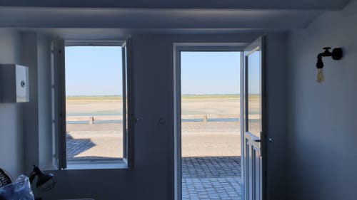 Portes ouvertes révélant la vue panoramique sur mer du gîte Vue D'ici à Saint Valery sur Somme