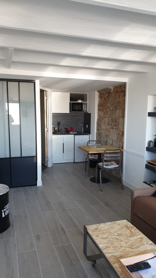 Kitchenette et coin repas au style cottage moderne du gîte Vue D'ici à Saint Valery sur Somme