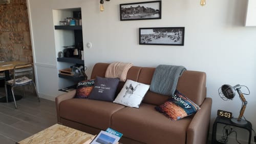 Confortable canapé marron avec coussins décorés au gîte Vue d'ici, Saint Valéry sur Somme, tableaux encadrés et vue sur mer