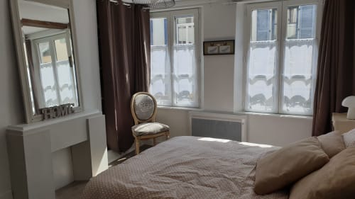 Chambre lumineuse Vue D'ici B&B à Saint Valery sur Somme avec vue mer, lit, miroir et portes-fenêtres
