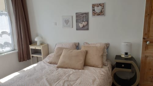 Chambre douillette du gîte Vue D'ici à Saint Valery sur Somme avec vue sur mer, literie beige et décoration cœur