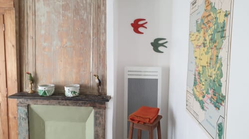 Chambre rustique à Vue D'ici à Saint Valery sur Somme avec porte en bois vintage, art décoratif d'oiseaux et carte de France