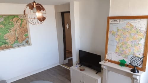 Chambre 313 du gîte Vue D'ici à Saint Valéry-sur-Somme : TV, suspension globe et cartes de France décoratives