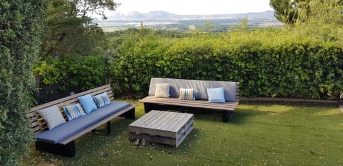 Außensitzbereich im Ty Pals B&B in Pals mit Bänken, Kissen und Aussicht auf die ländliche Berglandschaft
