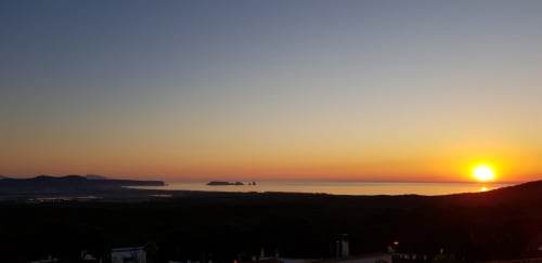 Goldener Sonnenuntergang über dem Mittelmeer und Inseln vom Gästehaus Ty Pals in Pals, Spanien