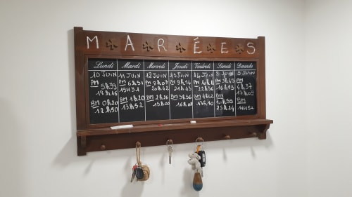 Tableau des marées en bois à Vue D'ici B&B Saint Valéry sur Somme affichant les horaires quotidiens avec crochets porte-clés