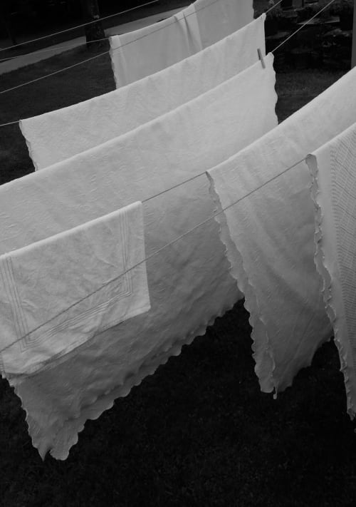Linge blanc séchant sur un fil à linge à Vue D'ici B&B à Saint Valéry sur Somme, France