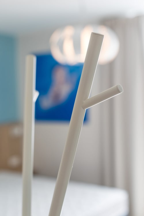 Décoration croix blanche avec fond bleu flou dans la chambre d'hôtes d'Un Air De Famille B&B, Vittel