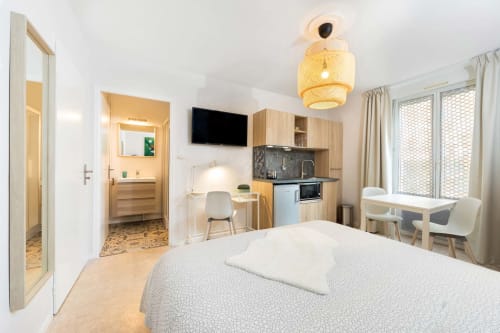 Chambre moderne avec kitchenette, salle de bain attenante et mobilier contemporain à l'Un Air De Famille B&B de Vittel
