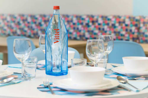 Table Vittel dressée avec bouteille d'eau Vittel, couverts et verres à Un Air De Famille