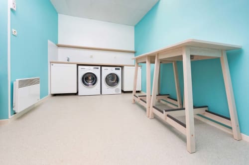 Buanderie moderne à Un Air De Famille BnB à Vittel avec murs turquoise, machines à laver et séchoirs en bois