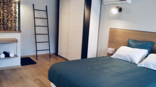 Camera moderna nella casa vacanze di Dylan a Chamaret con letto queen-size, testiera in legno e arredamento contemporaneo