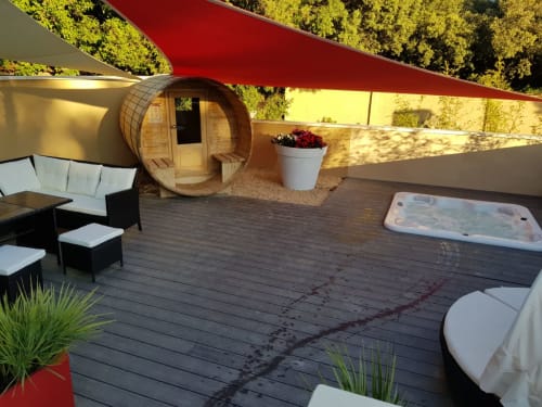Leny's cottage bij La Maison D'ambrine in Chamaret beschikt over een houten vatsauna, jacuzzi, loungezetel en aangelegde tuin