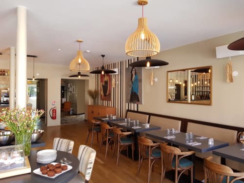 Salle à manger contemporaine de l'hôtel Les Cabines à Houlgate avec luminaires suspendus en bois et décoration actuelle