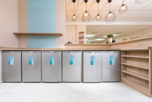 Buanderie moderne avec réfrigérateurs numérotés à la maison d'hôtes Un Air De Famille à Vittel, France