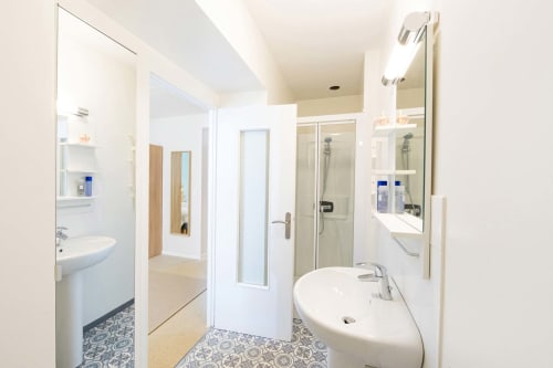 Salle de bain moderne de la Petite suite à Un Air De Famille B&B, Vittel, avec lavabo, douche, miroirs et équipements