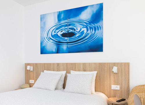 Tableau ripples d'eau bleue au-dessus du lit dans l'Appartement Louis à Un Air De Famille, Vittel